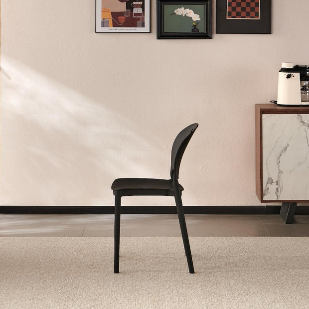 Silla Queens, Negro, Con espaldar redondo y diseño minimalista